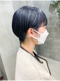 耳掛けショート、マッシュショート、ネイビーカラー、ブリーチ