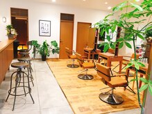 ヘアーオアシス ビオトープサン(Hair Oasis biotope SUN)の雰囲気（光が差し込む店内でゆったりとしたサロンタイムを♪）