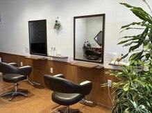 美容室ビバの雰囲気（席は全部で４席♪明るいほど良い距離感の店内です♪）