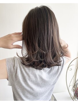 エフィル(efil.) 極細ハイライト×ミディアムスタイル