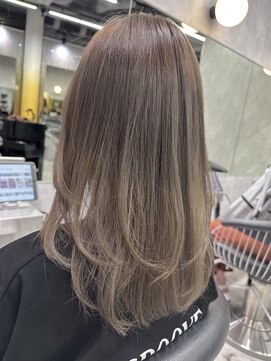 シティ(CITY) ミディアムレイヤーカット×お顔周りカット 【CHICA】