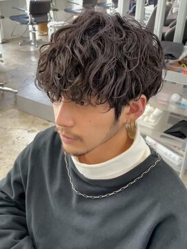 レタッチ バイ フィフス 銀座(RETOUCH by fifth) 緩め波巻きスパイラルパーマメンズセンターパートウルフカット