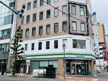 オト(O.to)の雰囲気(ファミリーマート正面から左側にビルの入口がございます。)