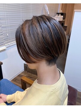 ベッカ(Becca) ツーブロックボブ