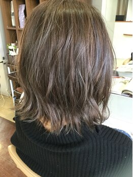 ヘアーラウンジ リレア(Hair Lounge Reler)の写真/美しさを保ちたい方にオススメ◎大人女性特有のお悩みに向き合い、グレイカラーとは思えない理想の髪色に！