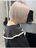 ホワイトブロンド外ハネボブイメチェンブリーチデザインカラー