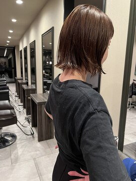 メゾン アヴァロ(Maison Avallo) ランダムな動きの出るハネ感ボブ