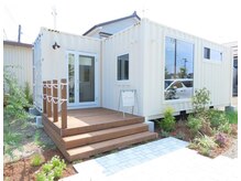 白いコンテナが特徴です