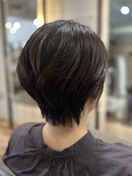 ブローチェアヴェダ ショート、ハンサムショート、ショートボブ、グレージュ