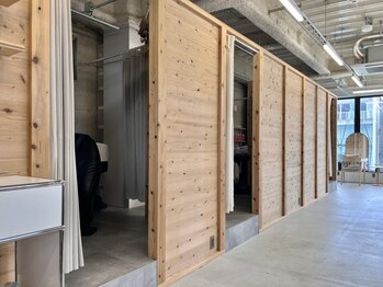 シロ 大名2号店(SiLO)の写真/シャンプータイムは、半個室の落ち着いた空間でゆったりと*