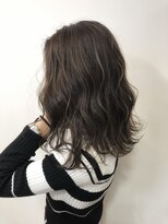 バズ ビー(BUZZ Bee)&nbsp;外国人風ハイライトアッシュベージュ