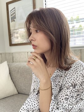 キートス(Kiitos) ミディアムレイヤー顔まわりレイヤーベージュ