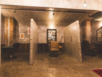 アティック ヘアーデザインアンドリラクゼーション(attic hair design&relaxation)の写真/【四ツ橋駅10秒】半個室×少人数◎大人女性が通う隠れ家サロン