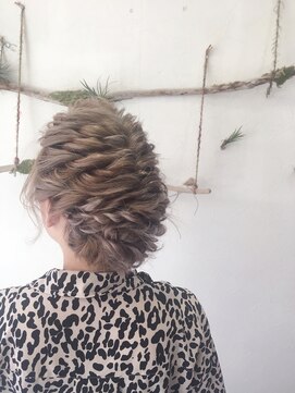 ヘアセットサロンエッジ(Edge) 編み込みシニヨンで花火大会へ