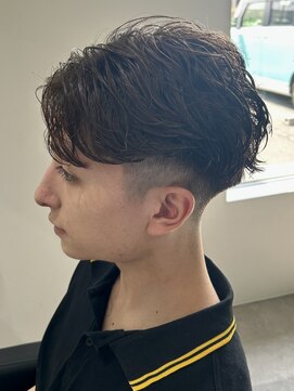 ヒュイル バイ ニアウ(Hwyl by Niau) メンズカットカラーセンターパートショートニュアンス刈り上げ