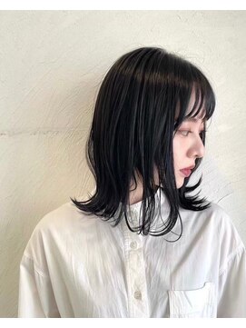 シロ(SiLO) 黒髪の抜け感くびれミディボブ