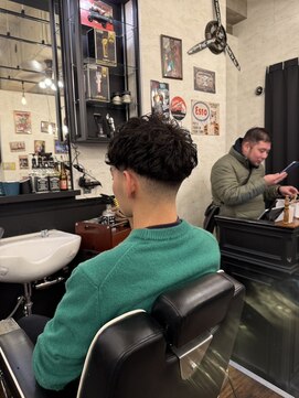 ブロートーキョーバーバーショップ 神田店(Bro Tokyo BARBERSHOP) スペインカール×ツーブロミドルフェード
