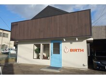 バース(BIRTH)の雰囲気（店舗手前に駐車場あり）