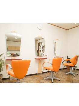 女性スタイリストのみのアットホームなサロン。落ち着いた店内でリラックスしながらお過ごしください☆