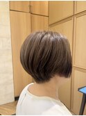 大人ショートボブ　大人ショート　白髪ぼかしハイライト