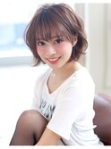 くせ毛を生かしたニュアンス耳かけショートボブ
