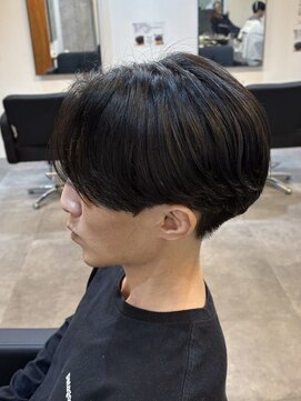 ヒュイル バイ ニアウ(Hwyl by Niau) MEN’S HAIR/刈り上げセンターパート/ニュアンスパーマ/伊勢崎