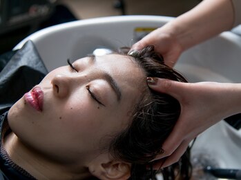 シナフォーヘアー(SHINA for hair)の写真/毎日頑張る自分にご褒美を☆大人気のヘッドスパで頭皮の汚れとさようなら♪ゆったり流れる癒しの時間…