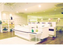 ピカ イチ 八代本店(pikA icHi)の雰囲気（白を基調とした広い店内で、癒しのひと時をお過ごしください。）