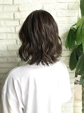 ヘアバイプルーヴ(Hair by PROVE) カーキグレージュミディ