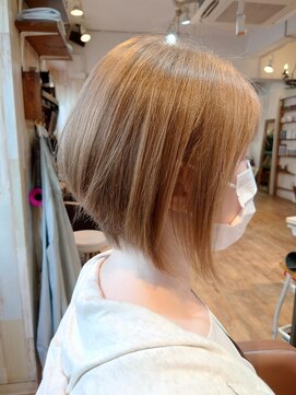 カミビトグロウ(kamibito glow) 30代40代大人女性前下がりストレート小顔補正立体カット