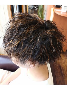 リスキーズ(RISKY'S) ツイストスパイラルパーマ×ツーブロック×ハイライト