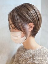 大人ショートボブ白髪ぼかしハイライト顔周りレイヤー丸みボブ