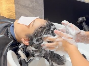 カミケン 方木田店(kamiken.)の写真/22時最終受付だから仕事帰りにも通える！頭皮の汚れをスッキリ落とすヘッドスパがオススメ♪