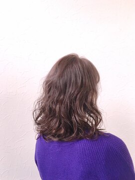 アールトゥーヘアー(art To Hair) グレージュカラーとウェーブヘア