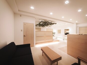 ハイドアンドシーク(HIDE AND SEEK)の写真/間接照明の優しい光が温かみのある空間に。広々とした待合スペースでもおくつろぎください＊