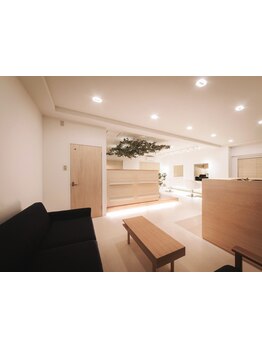 間接照明の優しい光が温かみのある空間に。広々とした待合スペースでもおくつろぎください＊