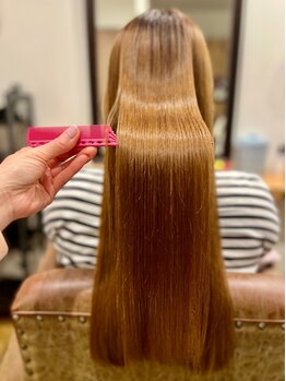 当店自慢のトリートメントでうるつや髪に変身！髪の毛の内部・外部、両方からアプローチいたします。