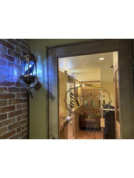 洗練されたおしゃれなデザインの店内◇駅から徒歩1分の好立地サロンで通いやすいのも魅力の1つです！