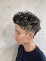 トリコ(ToricO)&nbsp;cut×perm×highlights 刈り上げショート波打ちパーマグレー
