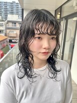 ホロ(hollo)&nbsp;ロングウルフパーマ顔まわりレイヤーカットブルーブラック