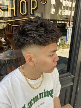 フォーコーナーズ(Four Corners) スキンフェード/バーバー/刈り上げ/スパイラルパーマ