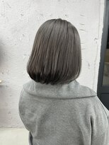 エン(en)&nbsp;ショートボブアッシュグレーメテオカラー髪質改善カラー