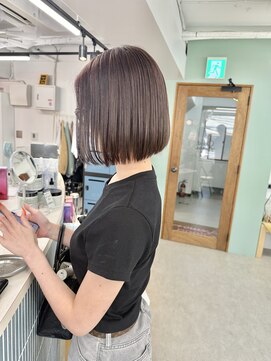 ヒビヲ(HIBIO) ショートボブ切りっぱなしボブタッセルボブベージュカラー横浜