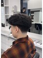グルーマーズクレッジ 渋谷店(GROOMER/S CREDGE) テーパーフェードラフカールでより海外風なセンターパートに。