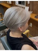 ベリーショートブリーチカラーホワイトベージュ