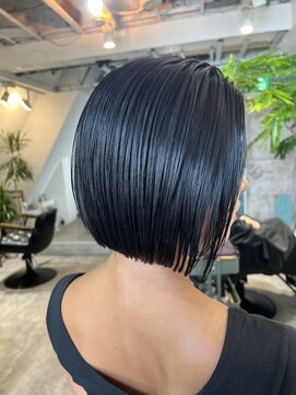 ロア インターナショナル 新宿店(LoA International) 【新宿】ネイビーブルーダブルカラー切りっぱなしボブ青髪ヘアー