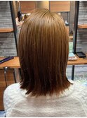 パッツン外ハネボブ×20代艶々ベージュカラー