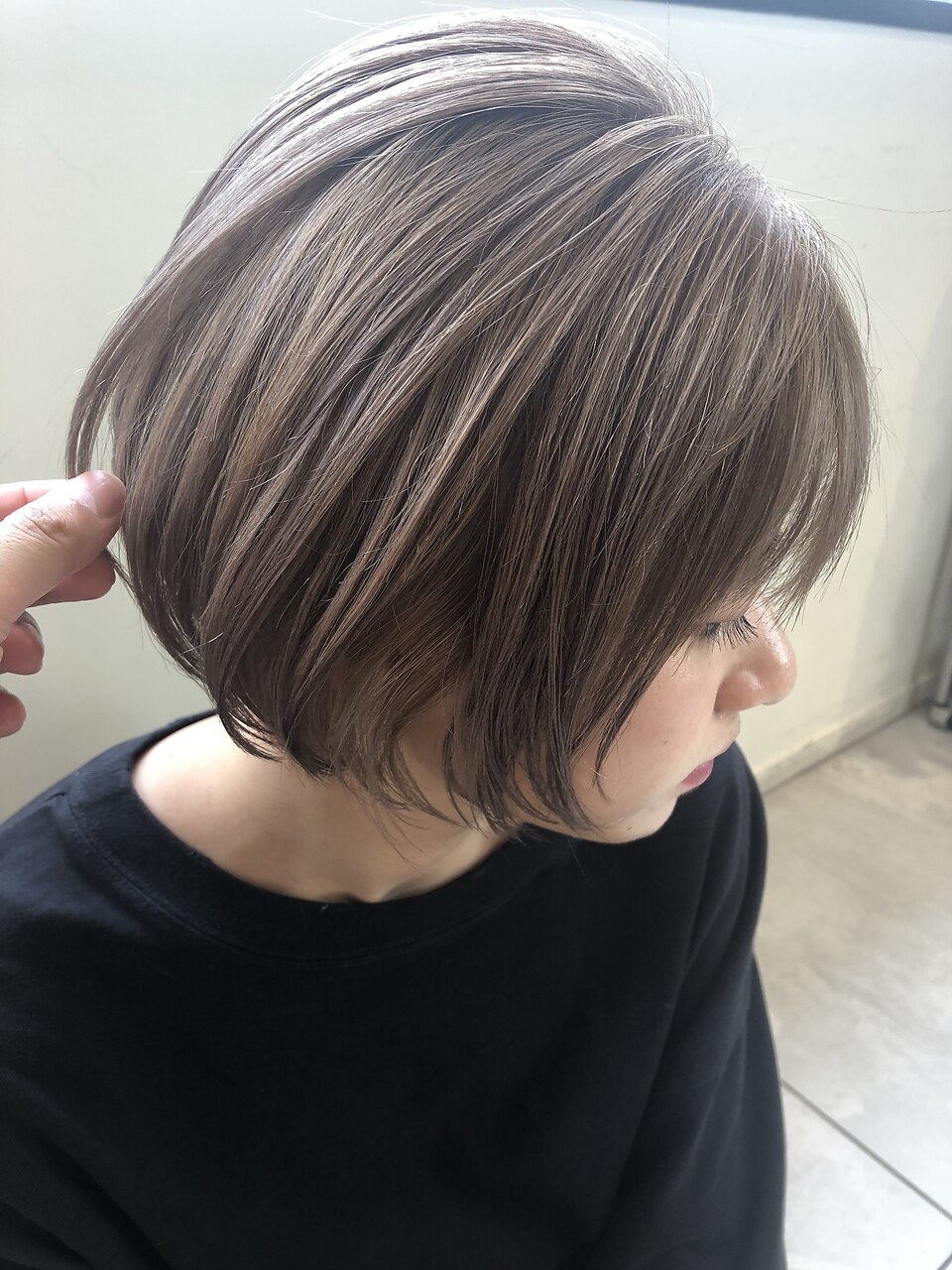 外国人風ショートボブ ハイライト 暗髪グレージュ 白髪ぼかし
