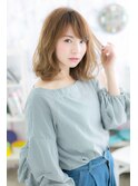 外ハネミディアムで女子力UP！暖色系カラールーズウェーブヘア