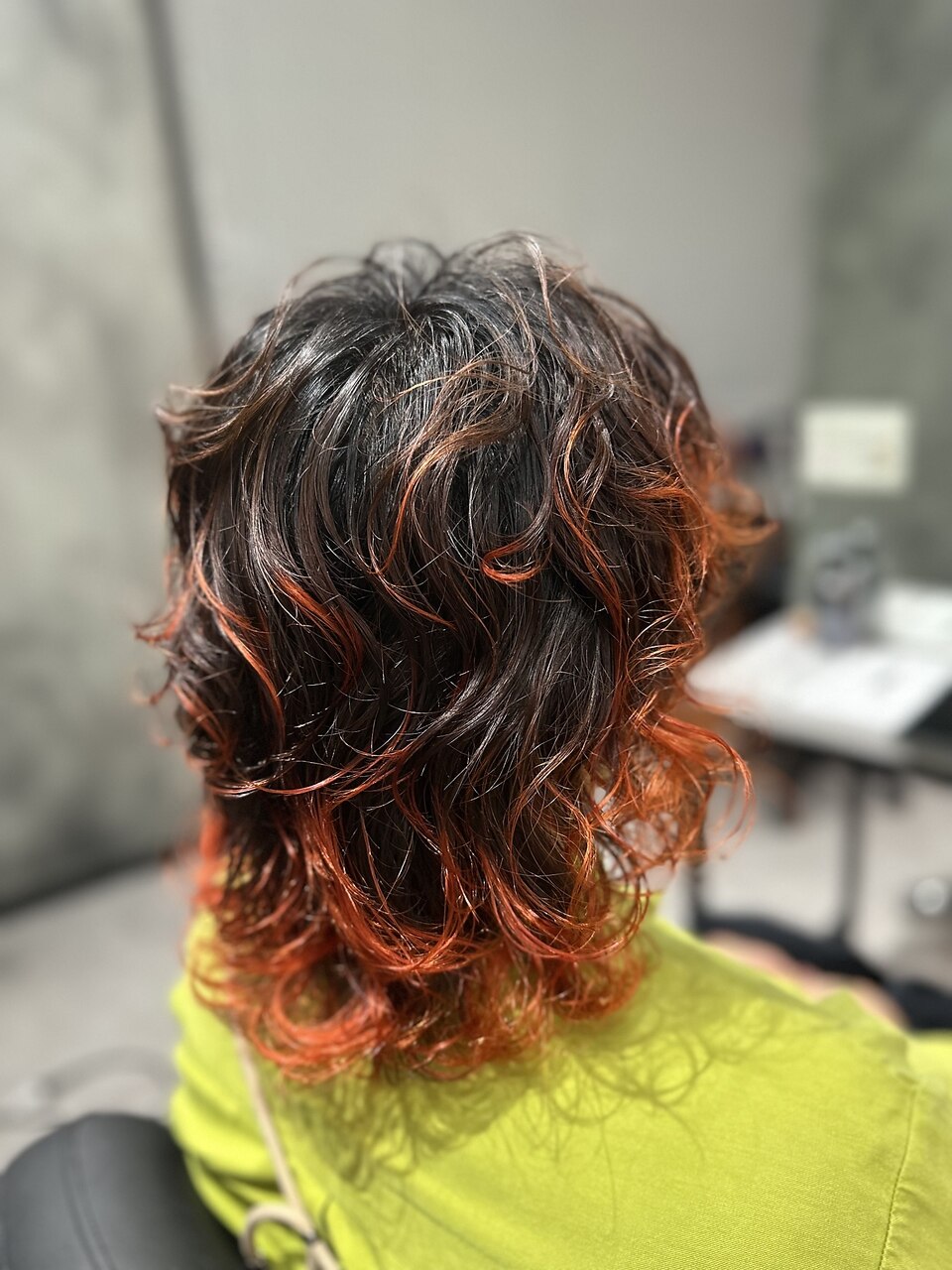 アッシュブラック×裾カラー×ウルフパーマスタイル：L180891185